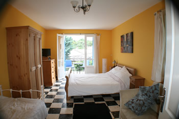 Bedromm 6, family room with balcony